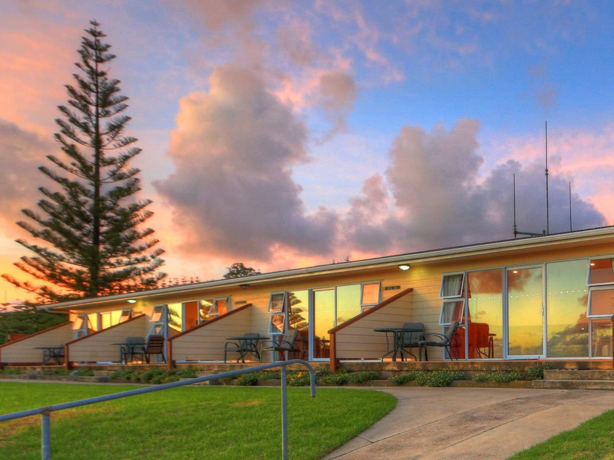 Islander Lodge Exterior