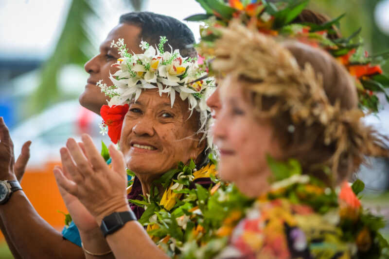 Woman Clapping Cook Island Tourisn Taniera